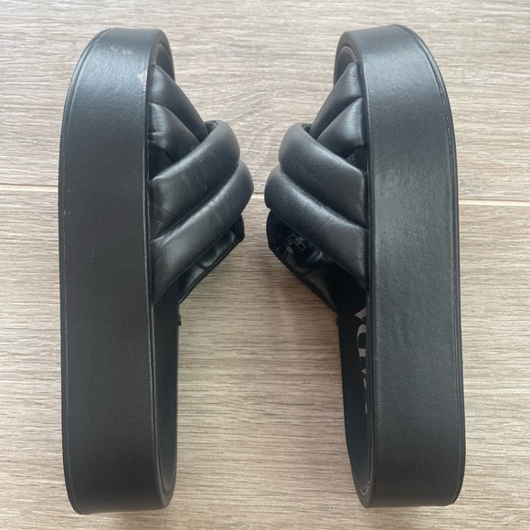 Zara slides - Picture 3 of 6